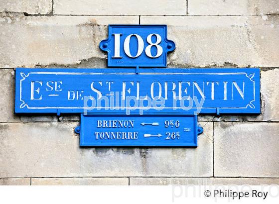 VILLAGE DE SAINT-FLORENTIN , CANAL DE BOURGOGNE , VALLEE DE L' ARMANCON,  AUXERROIS,  BOURGOGNE. (89F00833.jpg)