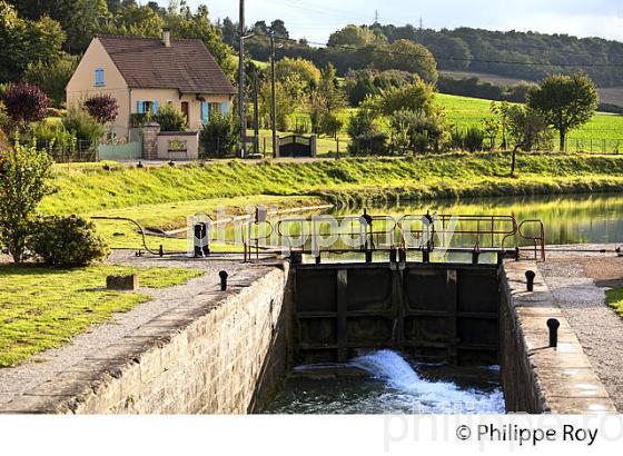 ECLUSE, CANAL DE BOURGOGNE, VILLAGE DE ANCY LE LIBRE,  VALLEE DE L' ARMANCON,  YONNE, BOURGOGNE. (89F01030.jpg)