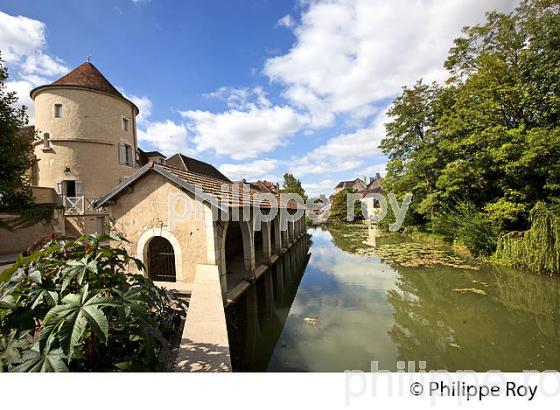 LAVOIR SUR LE SEREIN , ET LE VILLAGE  DE  CHABLIS,  YONNE, BOURGOGNE . (89F01727.jpg)