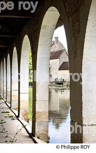LAVOIR SUR LE SEREIN , ET LE VILLAGE  DE  CHABLIS,  YONNE, BOURGOGNE . (89F01734.jpg)