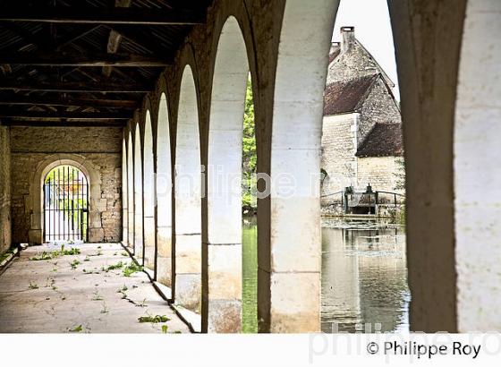 LAVOIR SUR LE SEREIN , ET LE VILLAGE  DE  CHABLIS,  YONNE, BOURGOGNE . (89F01736.jpg)