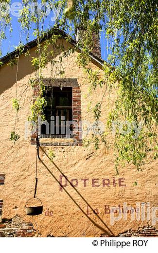 LA BATISSE, ATELIER, MUSEE VIVANT DE LA POTERIE, MOUTIERS EN PUYSAYE, YONNE, BOURGOGNE. (89F02032.jpg)