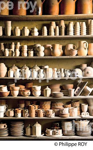 LA BATISSE, ATELIER, MUSEE VIVANT DE LA POTERIE, MOUTIERS EN PUYSAYE, YONNE, BOURGOGNE. (89F02104.jpg)