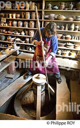 LA BATISSE, ATELIER, MUSEE VIVANT DE LA POTERIE, MOUTIERS EN PUYSAYE, YONNE, BOURGOGNE. (89F02105.jpg)