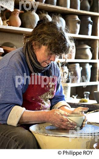 LA BATISSE, ATELIER, MUSEE VIVANT DE LA POTERIE, MOUTIERS EN PUYSAYE, YONNE, BOURGOGNE. (89F02107.jpg)