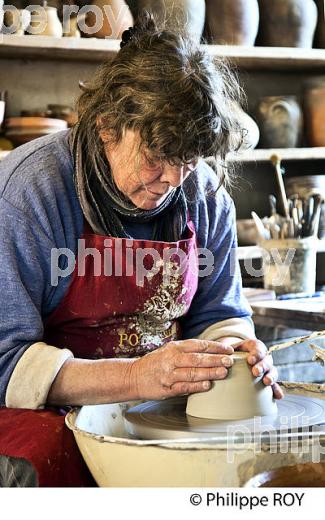 LA BATISSE, ATELIER, MUSEE VIVANT DE LA POTERIE, MOUTIERS EN PUYSAYE, YONNE, BOURGOGNE. (89F02108.jpg)