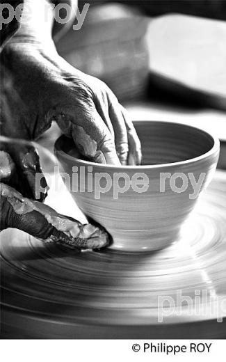 LA BATISSE, ATELIER, MUSEE VIVANT DE LA POTERIE, MOUTIERS EN PUYSAYE, YONNE, BOURGOGNE. (89F02109.jpg)