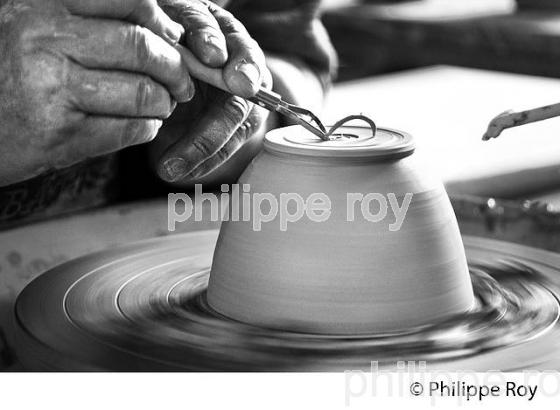 LA BATISSE, ATELIER, MUSEE VIVANT DE LA POTERIE, MOUTIERS EN PUYSAYE, YONNE, BOURGOGNE. (89F02115.jpg)