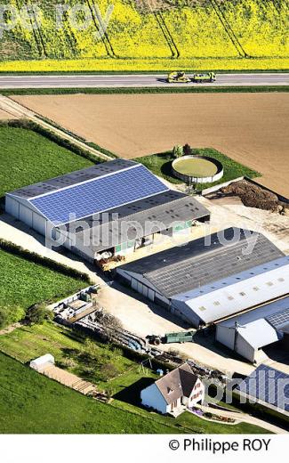 PANNEAUX SOLAIRE SUR FERME  ET PAYSAGE AGRICOLE, YONNE, BOURGOGNE. (89F02135.jpg)