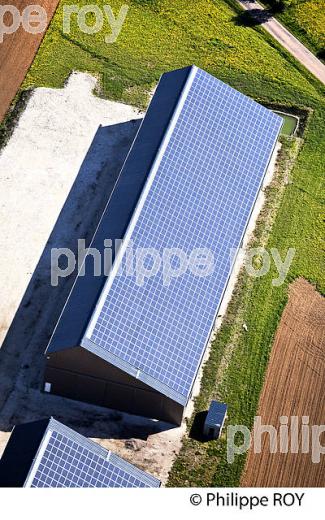 PANNEAUX SOLAIRE SUR FERME  ET AGRICULTURE, LES COLLINES DE  LA PUISAYE AU PRINTEMPS, YONNE, BOURGOGNE. (89F02136.jpg)