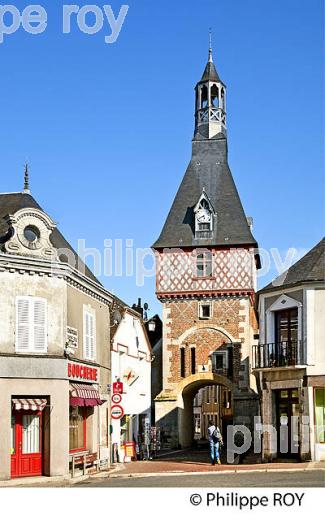 TOUR DE L' HORLOGE, CITE DE SAINT FARGEAU,  LA PUISAYE, YONNE,   BOURGOGNE. (89F02407.jpg)