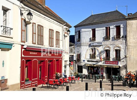 SAINT SAUVEUR EN PUISAYE, VILLE NATALE DE COLETTE, YONNE,  BOURGOGNE. (89F02412.jpg)