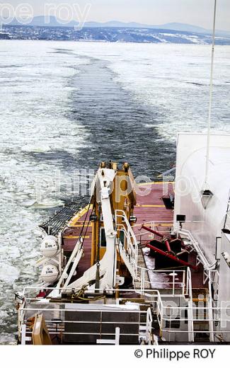 BRISE GLACE SUR LE SAINT LAURENT EN HIVER (CA000621.jpg)