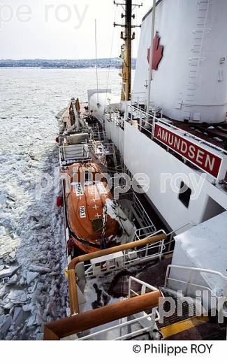 BRISE GLACE SUR LE SAINT LAURENT EN HIVER (CA000623.jpg)