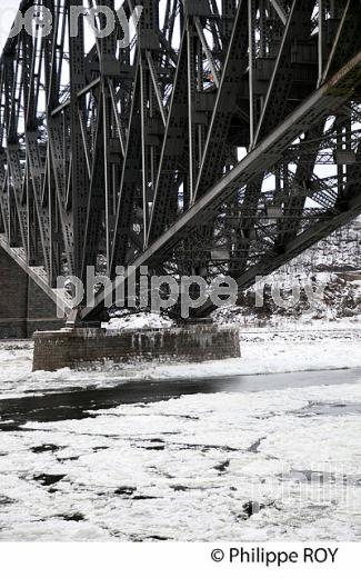 LE PONT DE QUEBEC ET LE SAINT LAURENT EN HIVER (CA000715.jpg)