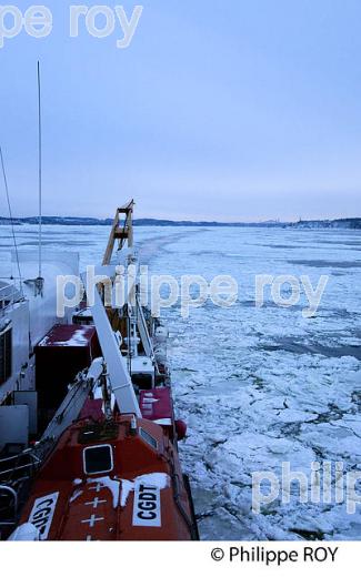 BRISE GLACE SUR LE SAINT LAURENT A QUEBEC (CA000828.jpg)