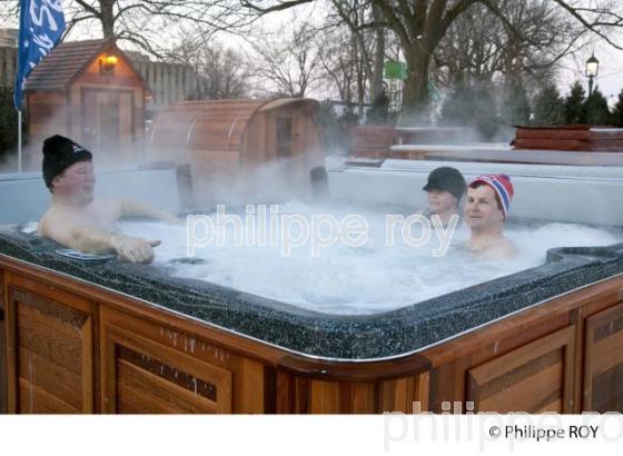 JACUZZI EN PLEIN AIR, CARNAVAL DE QUEBEC (CA001104.jpg)