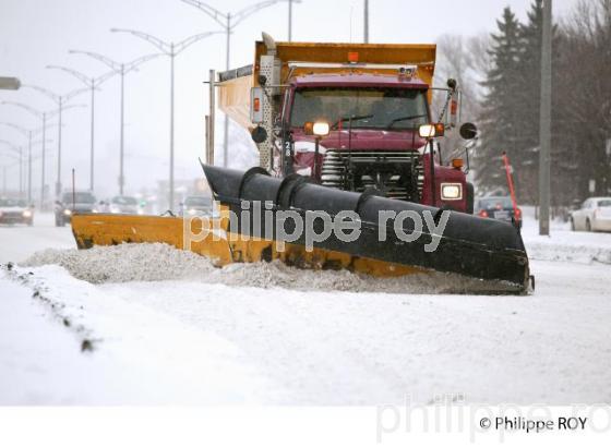 DENEIGEMENT DE RUE, QUEBEC EN HIVER (CA001410.jpg)