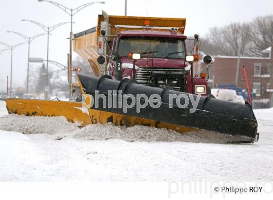 DENEIGEMENT DE RUE, QUEBEC EN HIVER (CA001411.jpg)