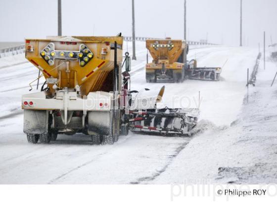 DENEIGEMENT DE RUE, QUEBEC EN HIVER (CA001418.jpg)