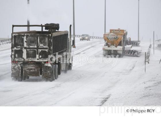 DENEIGEMENT DE RUE, QUEBEC EN HIVER (CA001419.jpg)