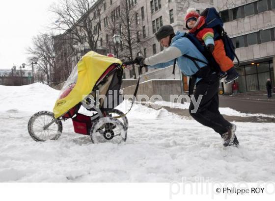 VOITURE D ENFANT DANS LA NEIGE, QUEBEC (CA001825.jpg)