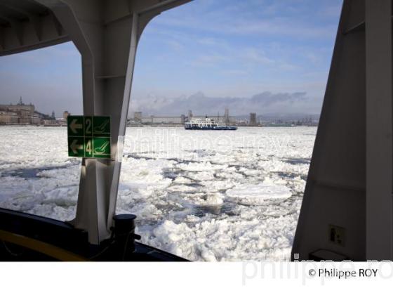 LE FLEUVE SAINT LAURENT EN HIVER (CA002015.jpg)