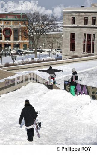 SURF DE NEIGE EN VILLE, ESCALIERS DE QUEBEC (CA002113.jpg)