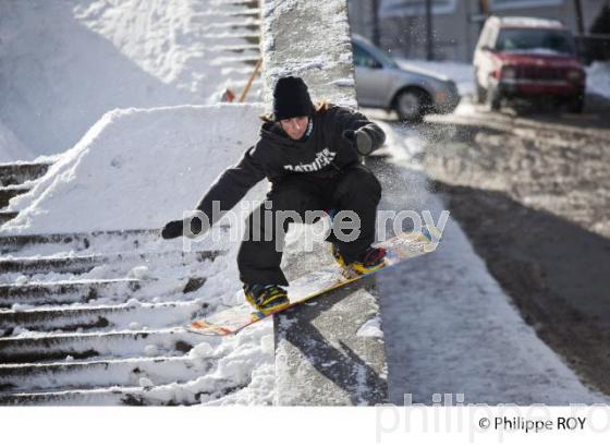 SURF DE NEIGE EN VILLE, ESCALIERS DE QUEBEC (CA002124.jpg)