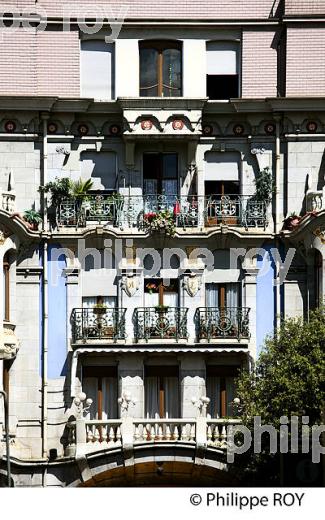 FACADE D'IMMEUBLE, MONTREUX, SUISSE (CH001634.jpg)