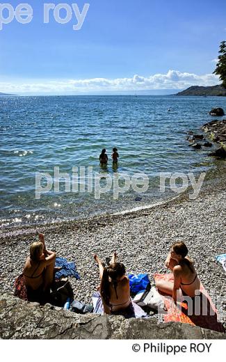 TOURISTE A LA PLAGE DE LA TOUR DE PEILZ, VEVEY, SUISSE (CH001928.jpg)