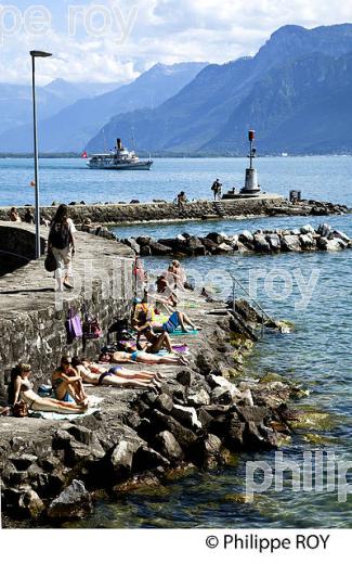 TOURISTE A LA PLAGE DE LA TOUR DE PEILZ, VEVEY, SUISSE (CH001929.jpg)