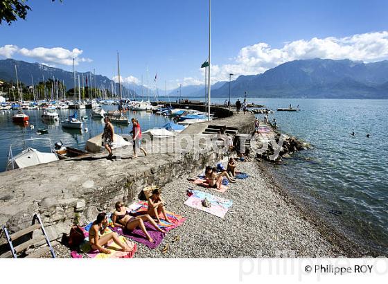 TOURISTE A LA PLAGE DE LA TOUR DE PEILZ, VEVEY, SUISSE (CH001931.jpg)