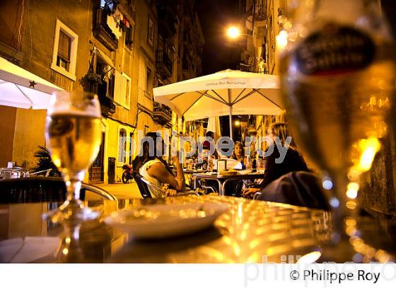 TERRASSE DE CAFE, LA NUIT, QUARTIER DE LA  BARCELONETA,  BARCELONE, CATALOGNE, ESPAGNE. (ES000830.jpg)