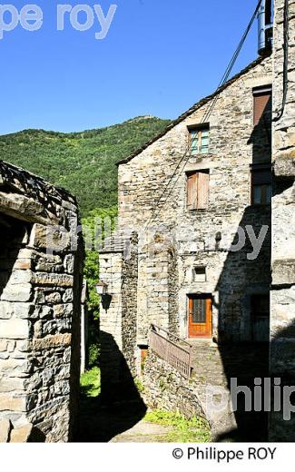 LE  VILLAGE DE BROTO, VALLE DE L' ARA, PYRENEES ARAGONAISES, ESPAGNE. (ES02529.jpg)