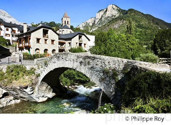 VILLAGE BIELSA, VALLEE DE PINETA, PYRENEES ARAGONAISES, ESPAGNE. (ES02633.jpg)