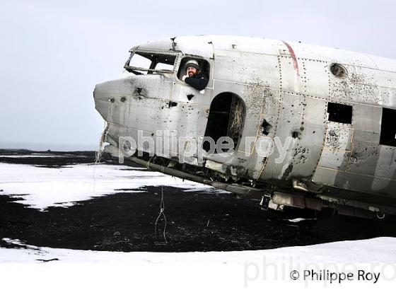 EPAVE D' AVION SUR LA PLAGE DE SKOGASANDUR, SUDURLAND, ISLANDE (IS001105.jpg)