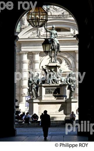 LA BIBLIOTHEQUE NATIONALE,   VIEILLE VILLE DE TURIN, ITALIE. (IT001225.jpg)